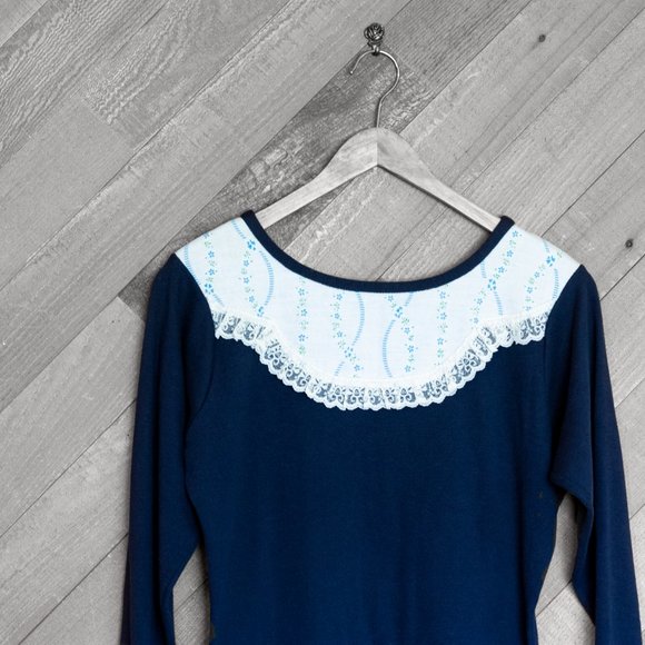 blue top with floral print collar - Picture 2 of 4